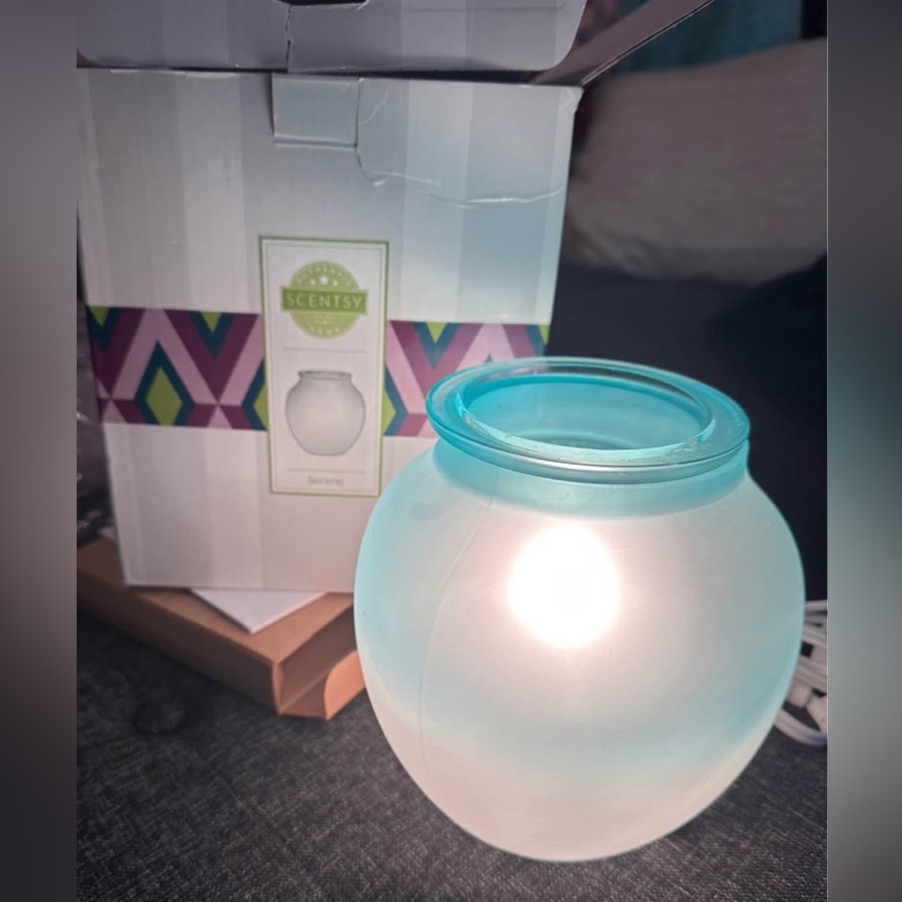 Serene Scentsy Warmer used once comes in original packaging